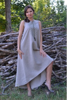 Платье с вышивкой